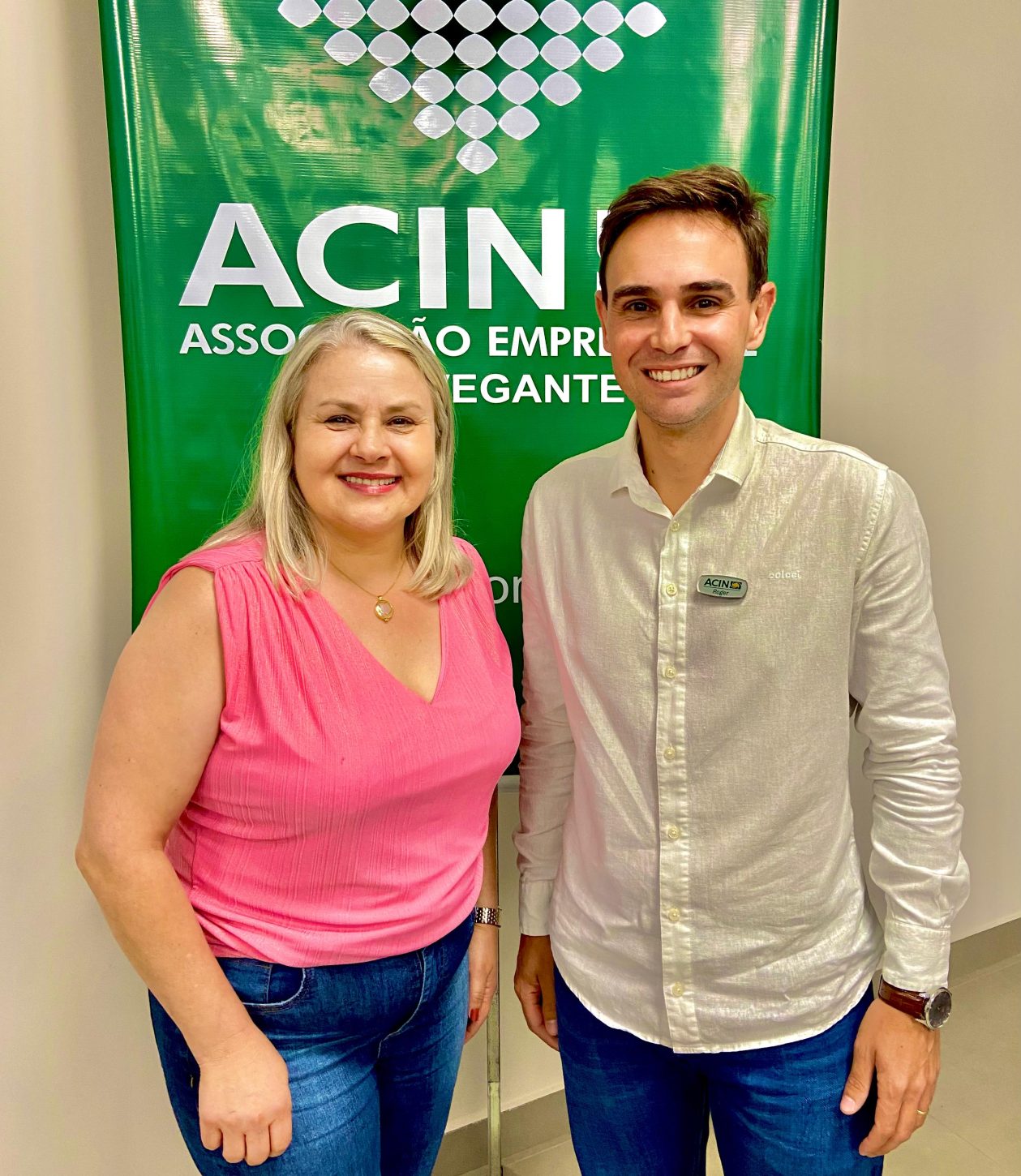 Presidente eleita, Debora Celine Bergamaschi dos Santos com o vice-presidente eleito Roger Teixeira da Silva.